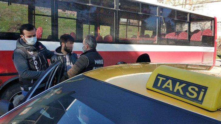 Sokağa çıkma uygulamasında taksi ile arkadaşlarına uyuşturucu götürürken yakalandı G5