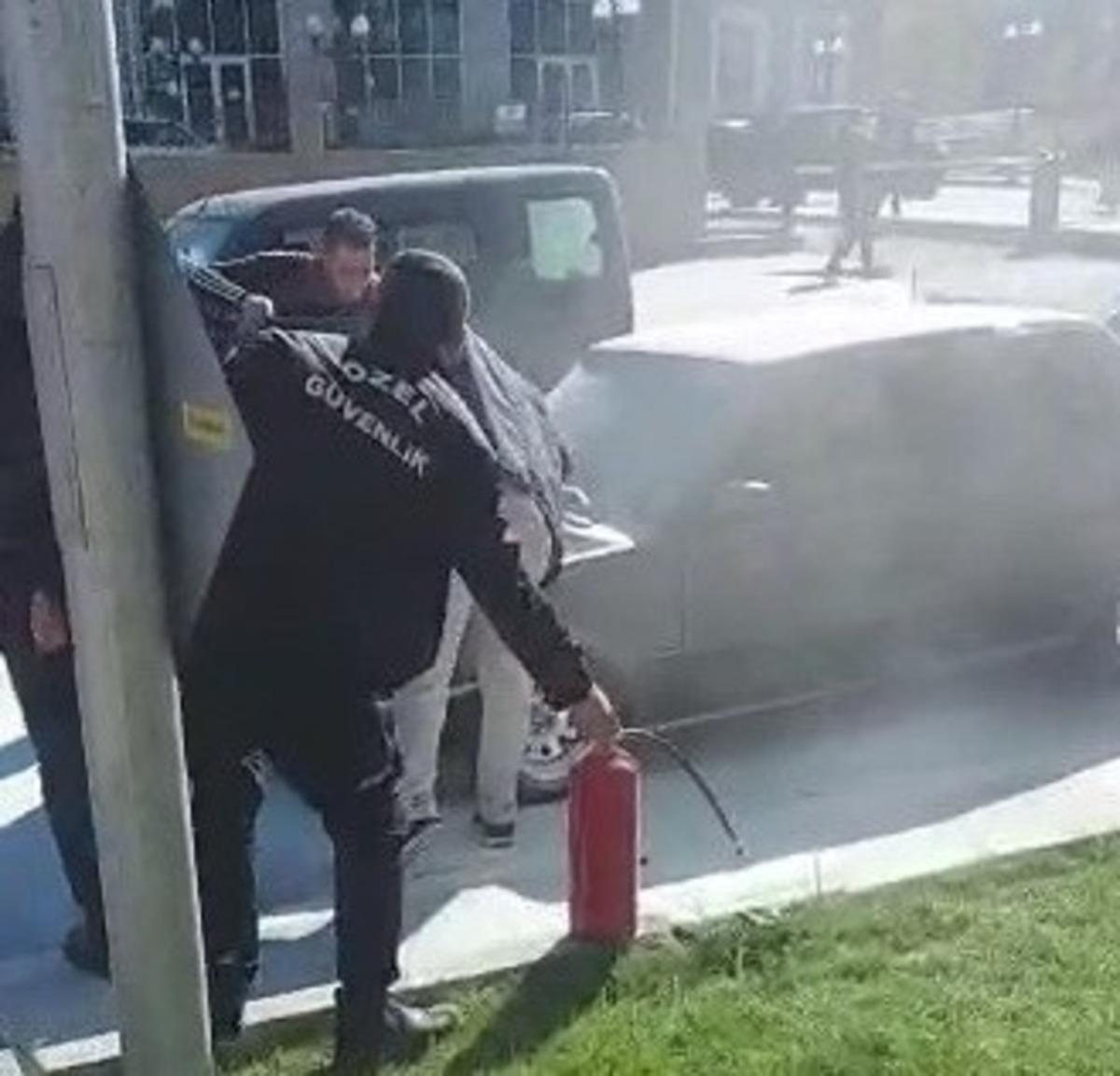 Alev alan otomobili valilik g&ouml;revlileri s&ouml;nd&uuml;rd&uuml;