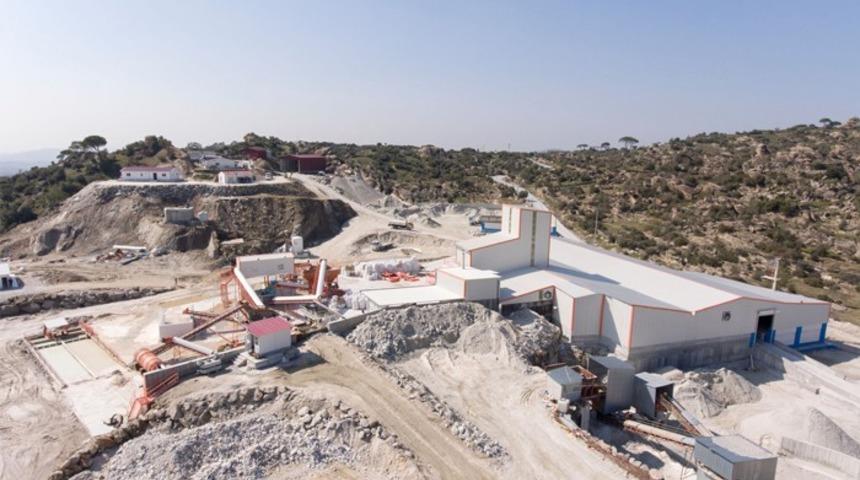 Kasadaki kumu boşaltırken u&ccedil;urumdan yuvarlanan kamyonun s&uuml;r&uuml;c&uuml;s&uuml; &ouml;ld&uuml;