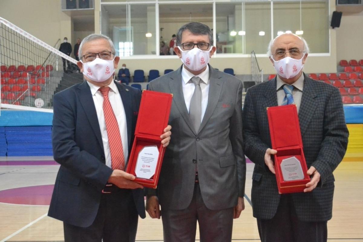 Hacı Erol ve Ahmet Akkaya&rsquo;ya TVF&rsquo;den Teşekk&uuml;r Plaketi