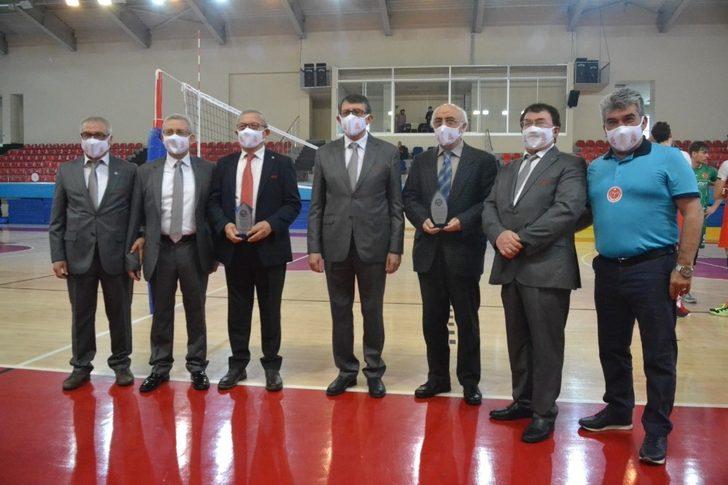 Hacı Erol ve Ahmet Akkaya’ya TVF’den Teşekkür Plaketi G3