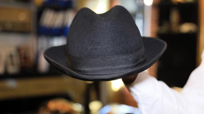 S&uuml;leyman Demirel'in şapkasını haczettirmiş! 'Değerini verene satabilirim'