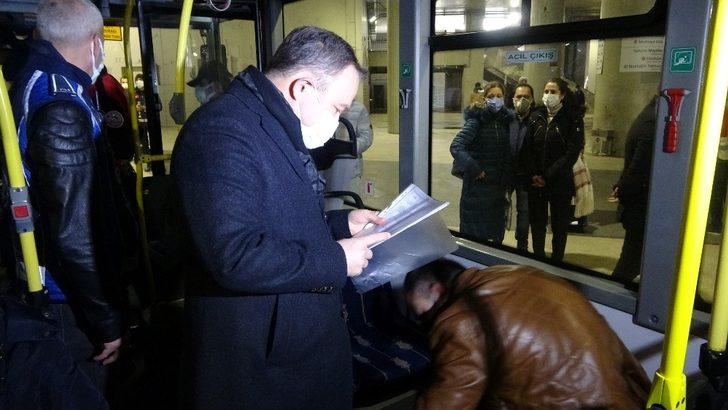 Taksim’de kısıtlamayı hiçe sayarak otomobille gezintiye çıkan 2 kişiye ceza G1