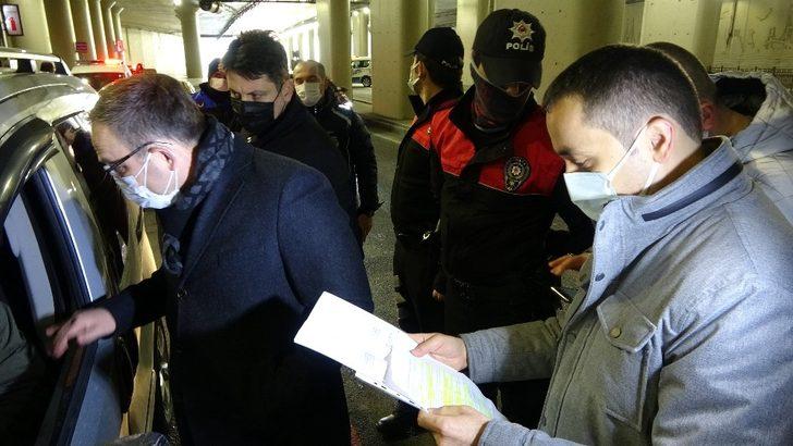 Taksim’de kısıtlamayı hiçe sayarak otomobille gezintiye çıkan 2 kişiye ceza G2