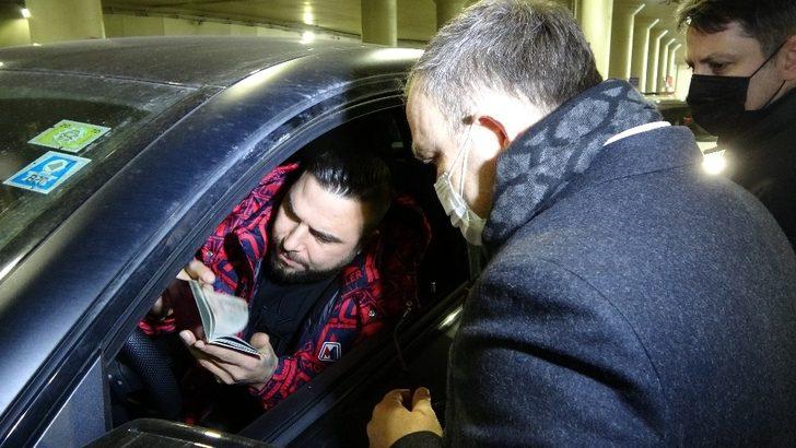 Taksim’de kısıtlamayı hiçe sayarak otomobille gezintiye çıkan 2 kişiye ceza G4