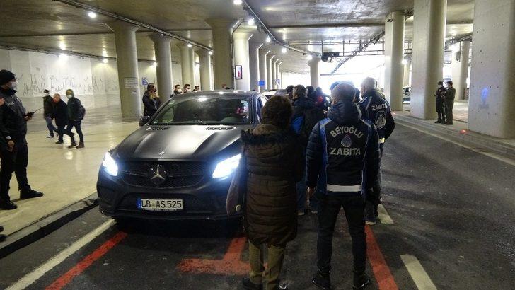 Taksim’de kısıtlamayı hiçe sayarak otomobille gezintiye çıkan 2 kişiye ceza G5