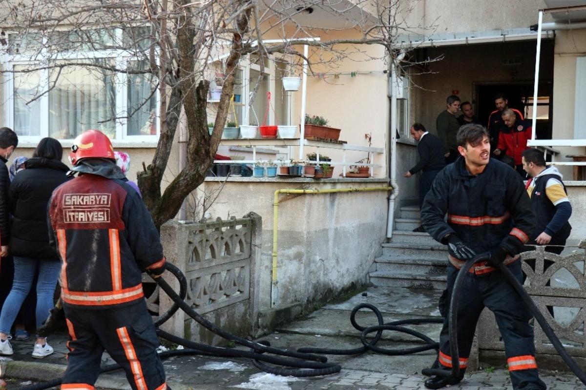1 tondan fazla k&ouml;m&uuml;r&uuml;n bulunduğu bodrumda korkutan yangın