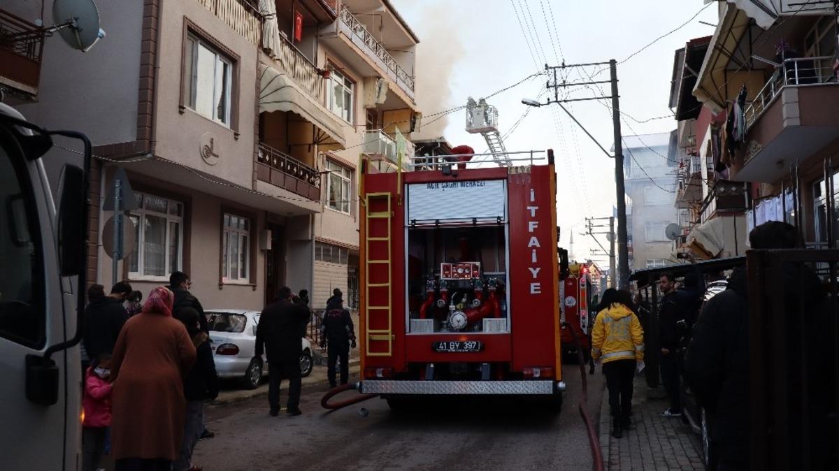 3 katlı binanın &ccedil;atısı alev alev yandı
