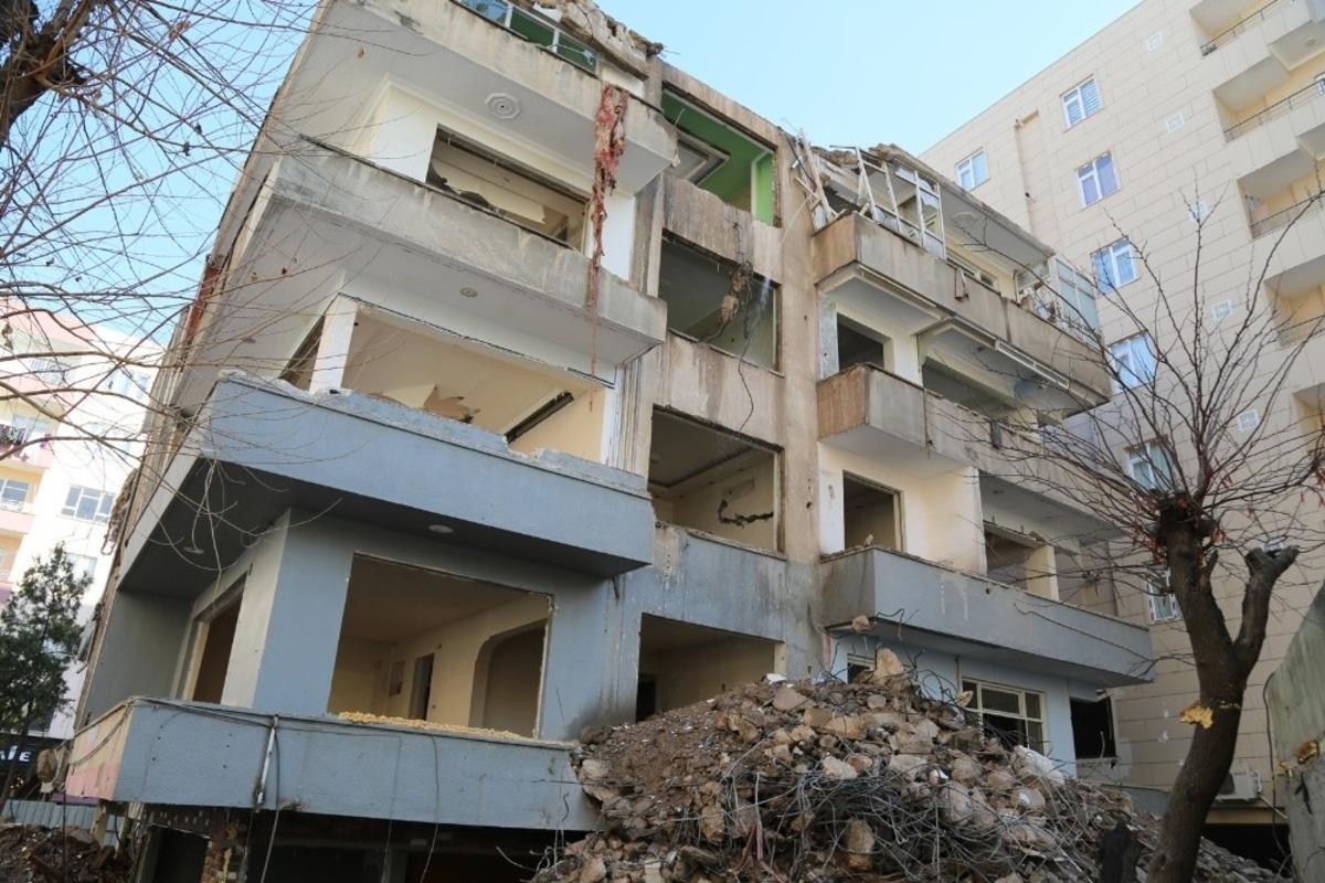 Haliliye&rsquo;de riskli ve metruk yapılar yıkılıyor