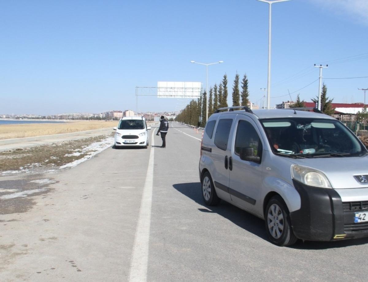Uygulama yapan polisleri g&ouml;r&uuml;p geri geri giden ara&ccedil;lara ceza