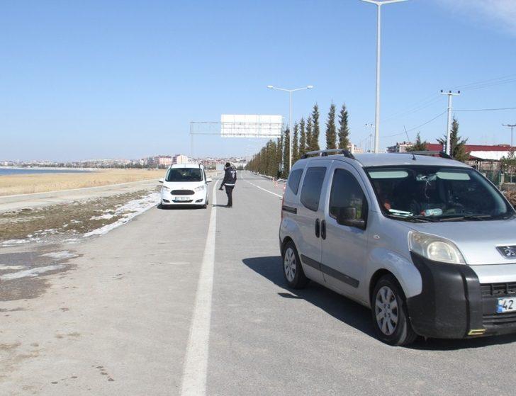 Uygulama yapan polisleri görüp geri geri giden araçlara ceza G1