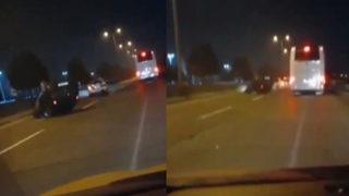 Kazayı izlemek için yavaşlayan otomobile otobüs çarptı