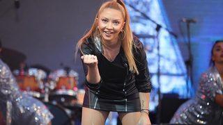 Ünlü şarkıcı Ece Seçkin yeni imajıyla dikkat çekti