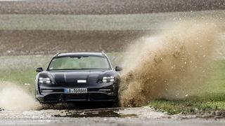 Porsche Taycan Cross Turismo geliyor