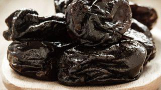 Buruş buruş olduğuna bakmayın gizli şifası varmış: Kuru eriğin bilmediğimiz faydaları! Özellikle suyunu içmek...