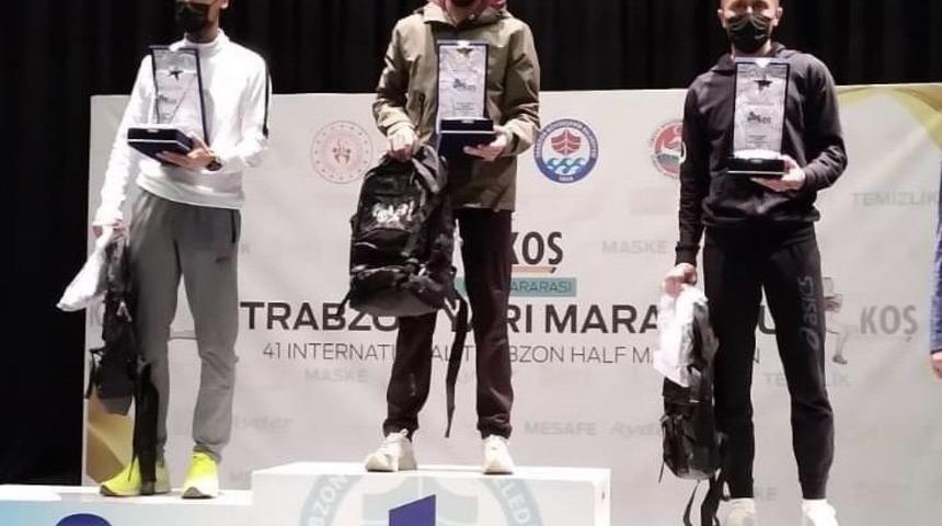 Ersin Tekal altın madalya ile d&ouml;nd&uuml;