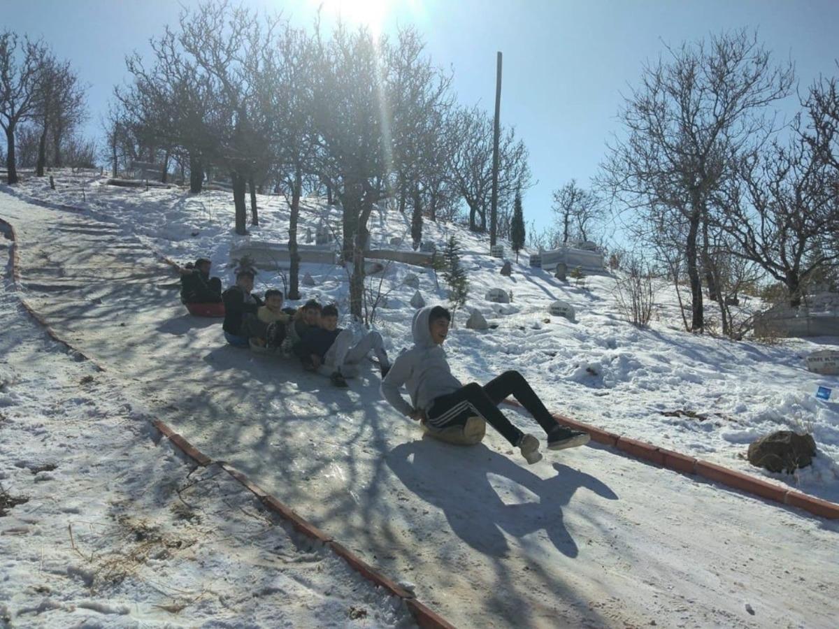 Mezarlık yolunu piste &ccedil;evirdiler, bidonlarla kaydılar