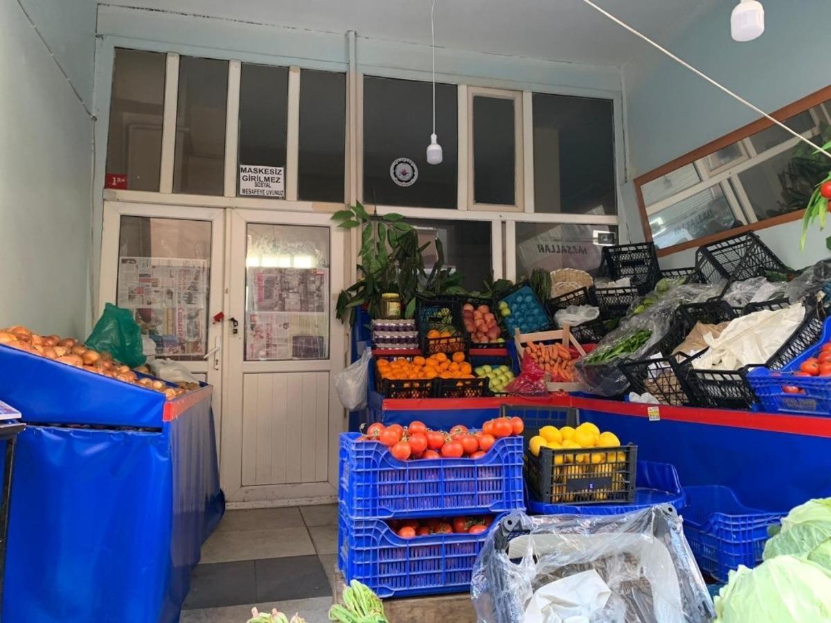 (&Ouml;zel) İstanbul&rsquo;da manav g&ouml;r&uuml;n&uuml;ml&uuml; kıraathaneye baskın: 124 bin 884 lira ceza