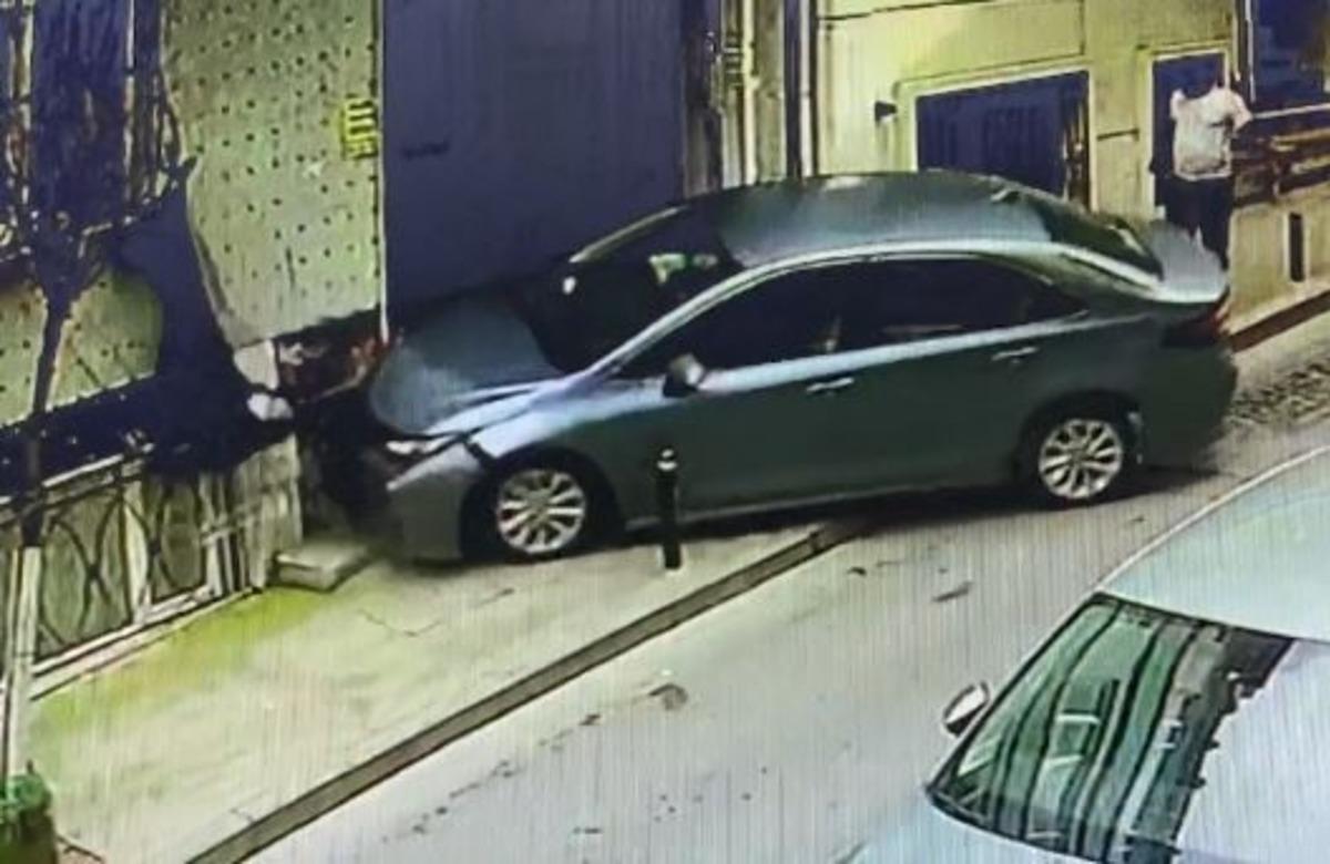 (&Ouml;zel) İstanbul&rsquo;un g&ouml;beğinde dehşet anları: Bastonlu yaşlı adam takla attı
