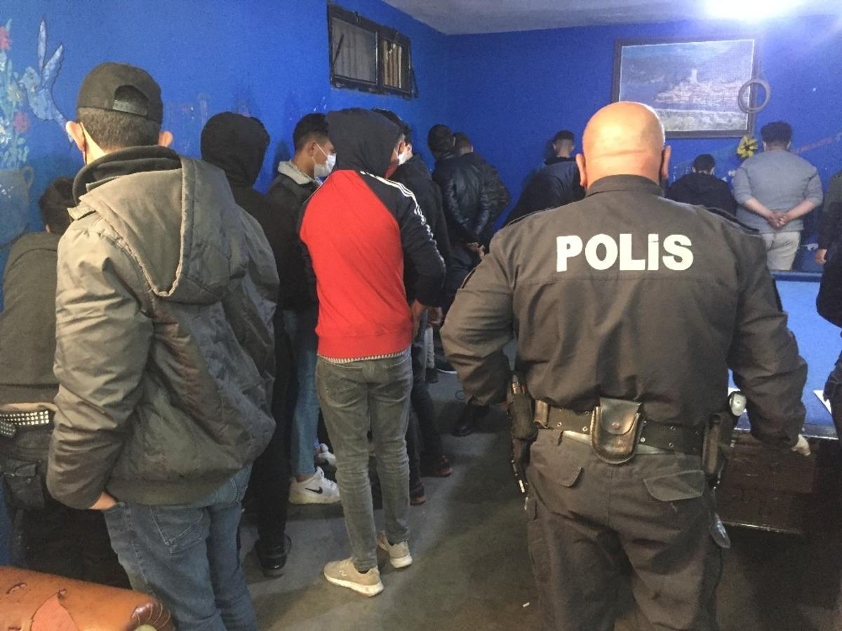 Restoran g&ouml;r&uuml;n&uuml;ml&uuml; bilardo salonunda 20 kişi yakalandı