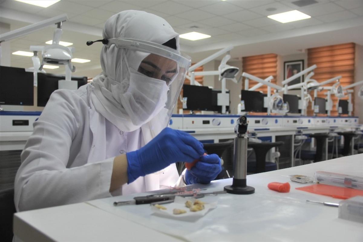 Diş Hekimliği Fak&uuml;ltesinde y&uuml;z y&uuml;ze pratik eğitim başladı