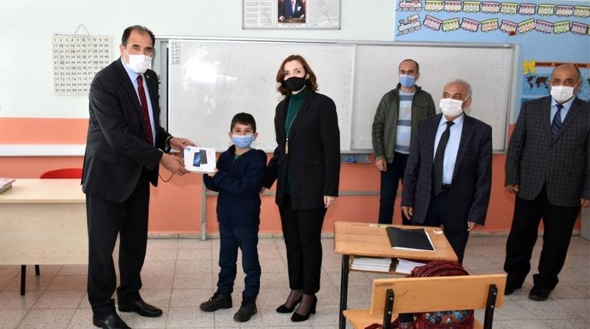Erzincan&rsquo;da 38 &ouml;ğrenciye tablet hediye edildi