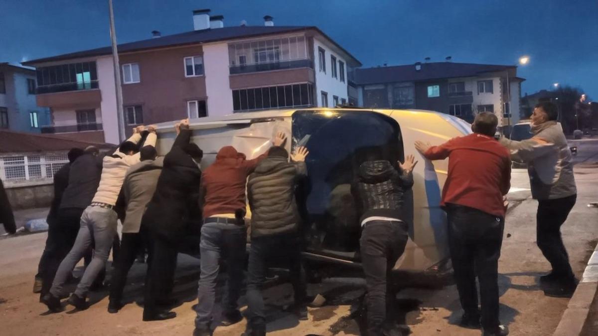 Takla atan aracı mahalle sakinleri bir araya gelerek d&uuml;zeltti