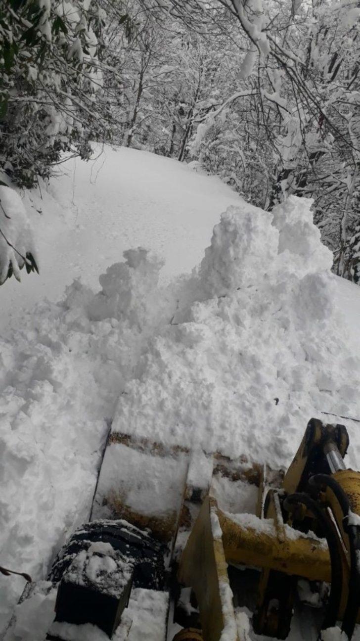 Artvin’de karda mahsur kalan çobanlar ve sürülerini kurtarıldı G5