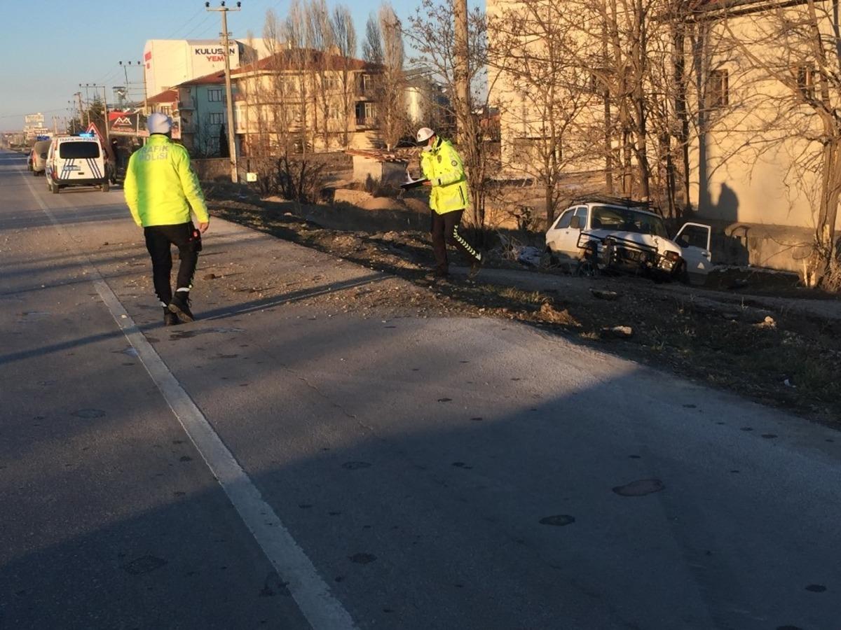 Yola &ccedil;ıkan k&ouml;peğe &ccedil;arpan cip şarampole indi, s&uuml;r&uuml;c&uuml; yaralandı