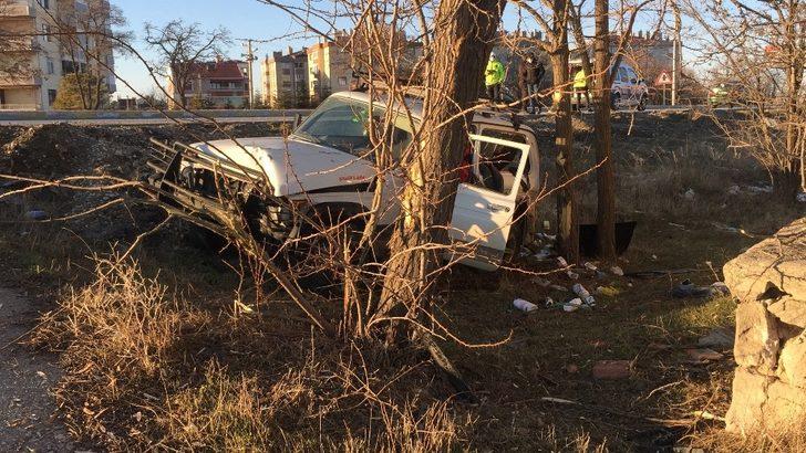 Yola çıkan köpeğe çarpan cip şarampole indi, sürücü yaralandı G4
