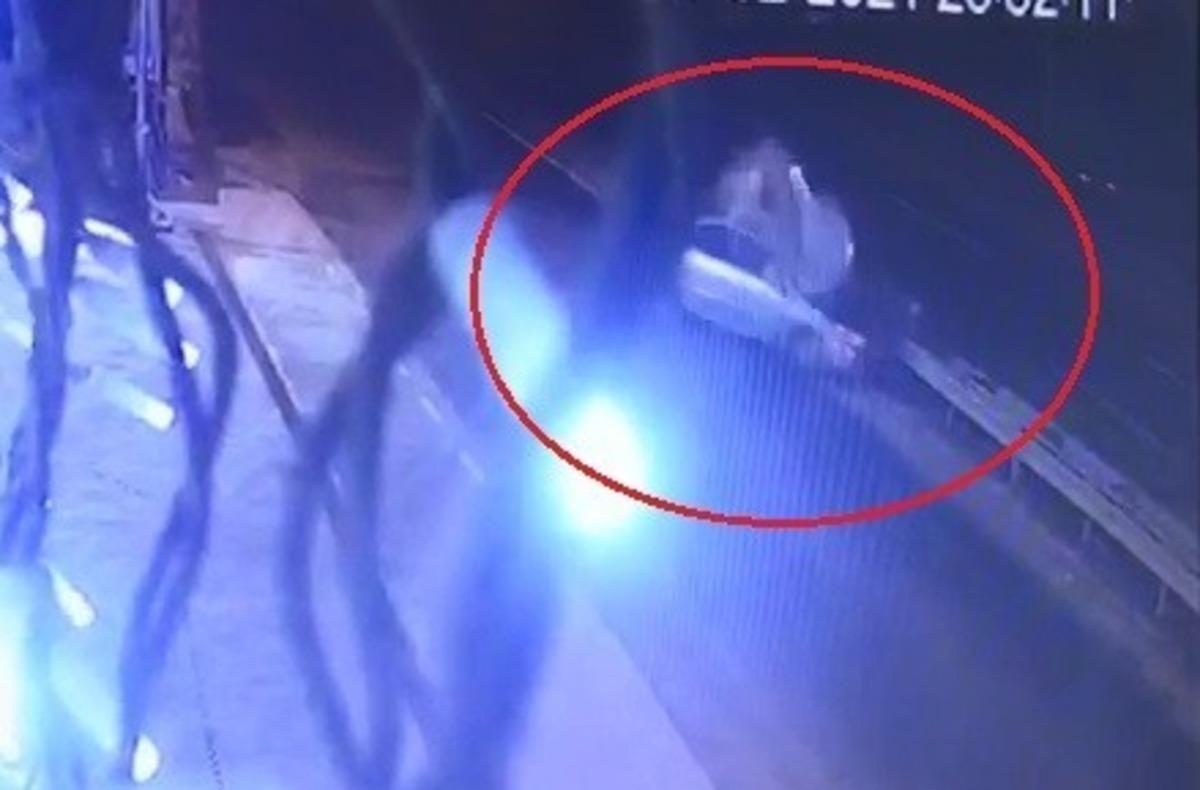 S&uuml;r&uuml;c&uuml;n&uuml;n &ouml;ld&uuml;ğ&uuml; kaza g&uuml;venlik kamerasına saniye saniye yansıdı