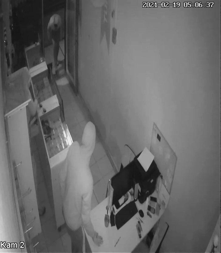 Son iki ayda iş yeri ikinci kez soyuldu, hırsızları çaya davet etti G5