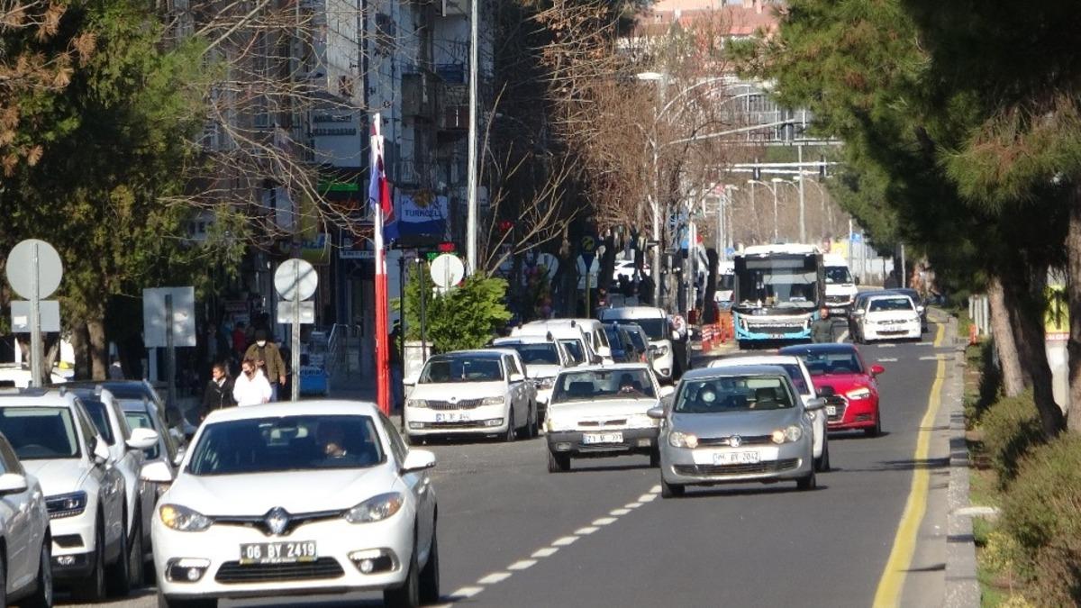 56 saatlik kısıtlamanın bitmesiyle Diyarbakır&rsquo;da trafik yoğunluğu başladı