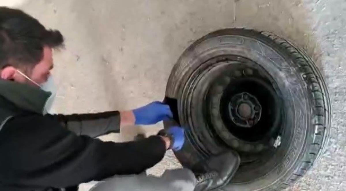 Otomobil lastiğinden bir kilo kokain &ccedil;ıktı