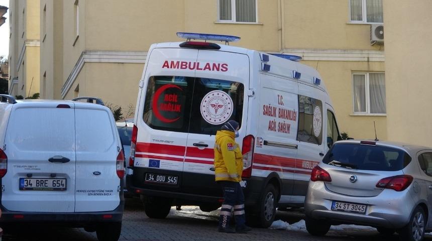 Pendik’te bir şahıs, boşanma aşamasında olduğu 3 çocuk annesi olan eşinin kafasını spor aleti "dumbell" ile ezerek öldürdü. Şahıs polise teslim olurken, kadının cenazesi Adli Tıp Kurumu morguna kaldırıldı.