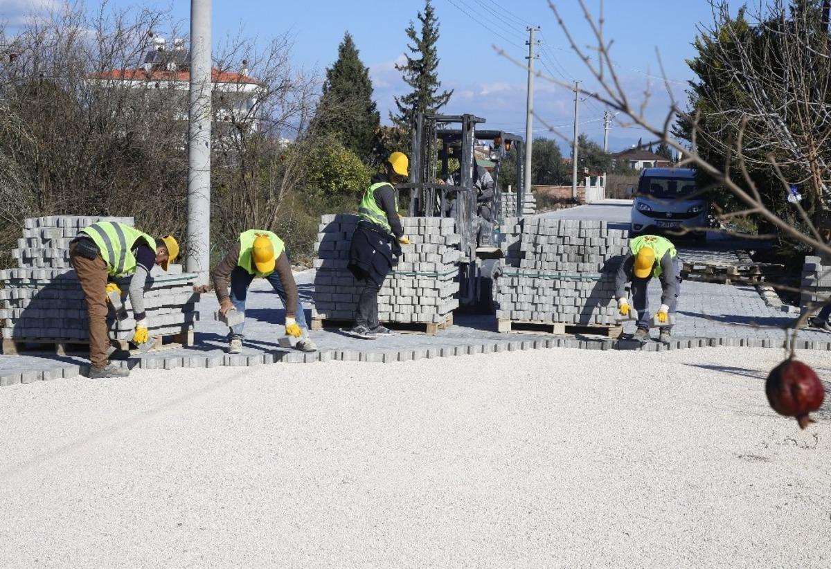 D&ouml;şemealtı Belediyesinden Yeşilbayır&rsquo;a parke ve yol &ccedil;alışması