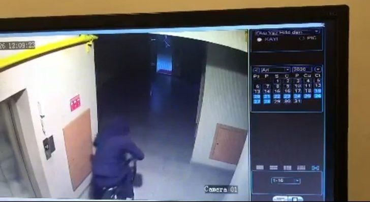 Bisiklet hırsızlığı apartmanın güvenlik kamerasına takıldı G3