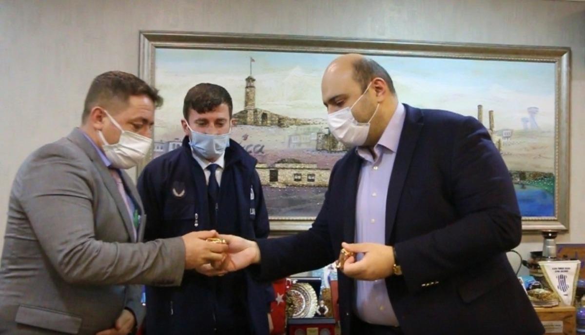 Başkan Orhan, yardımsever zabıtaları altınla &ouml;d&uuml;llendirdi
