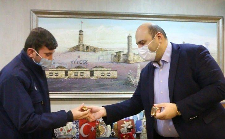 Başkan Orhan, yardımsever zabıtaları altınla ödüllendirdi G2