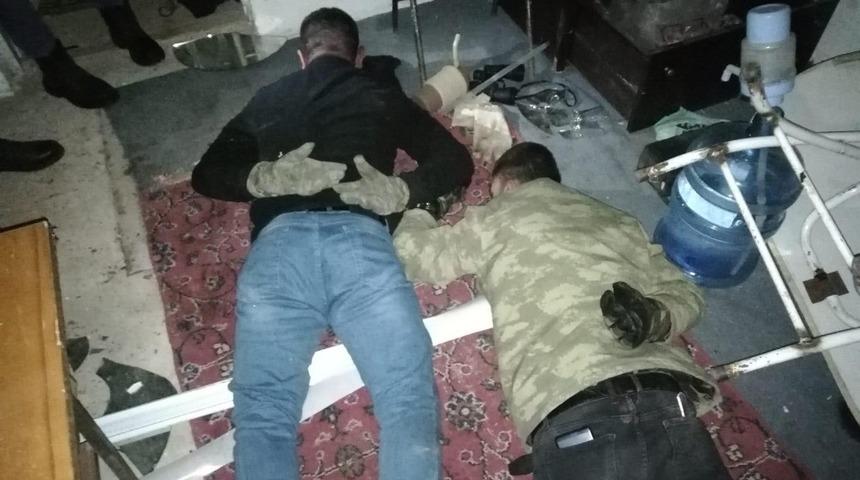 Bağ evinde el fenerini gören jandarma gerçeği ortaya çıkarttı: 6 ayrı suçtan aranıyorlardı