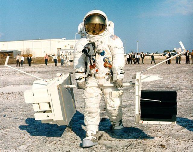Apollo 13 görevinin komutanı Jim Lovell, bir eğitim sırasında plütonyum bayaryaları taşırken böyle görüntülenmişti.