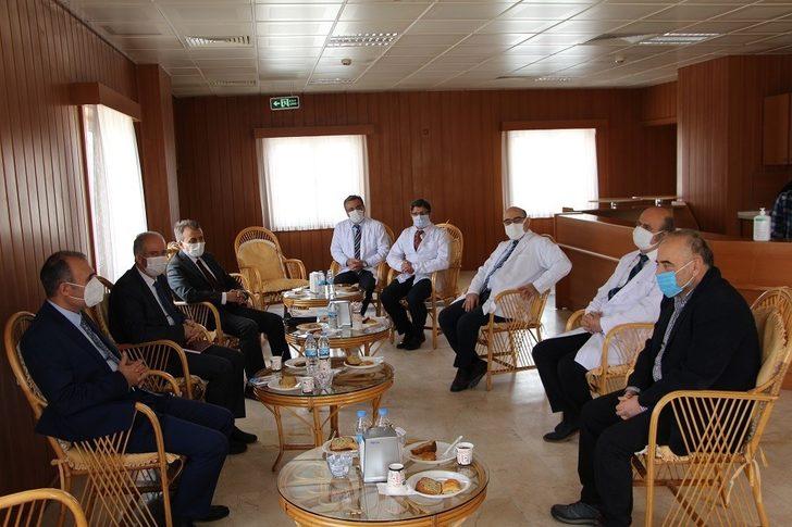 Rektör Göktaş, öğretim üyeleriyle bir araya geldi G3