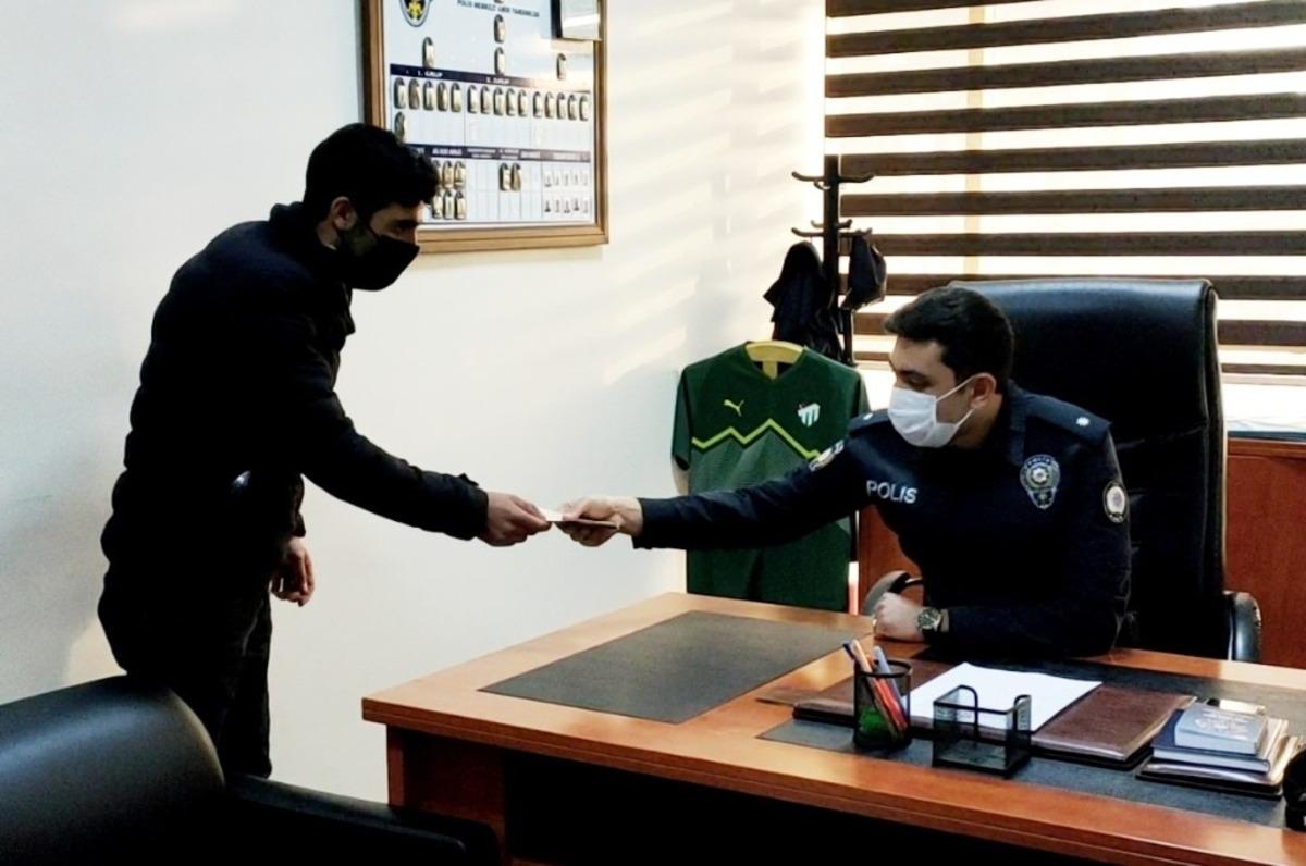 ATM&rsquo;de unutulan parayı polise teslim etti