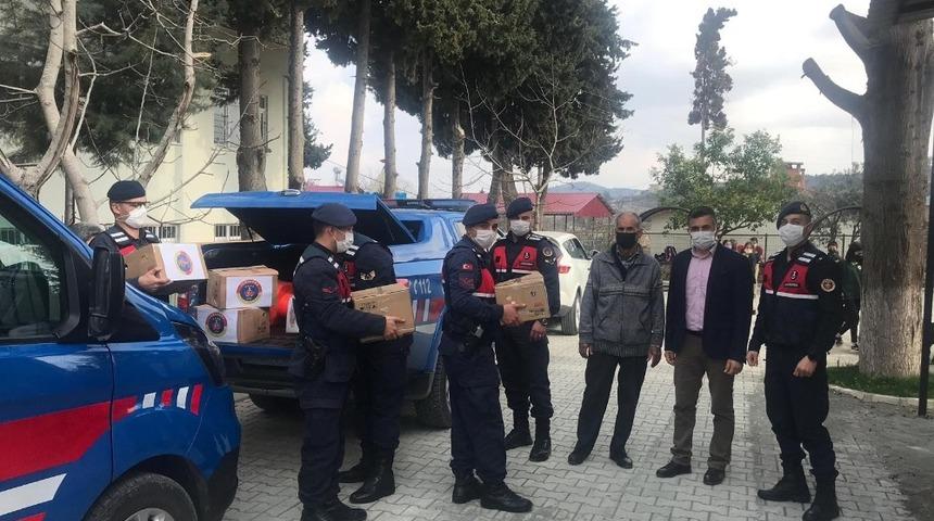 Jandarmadan okul kütüphanesine kitap