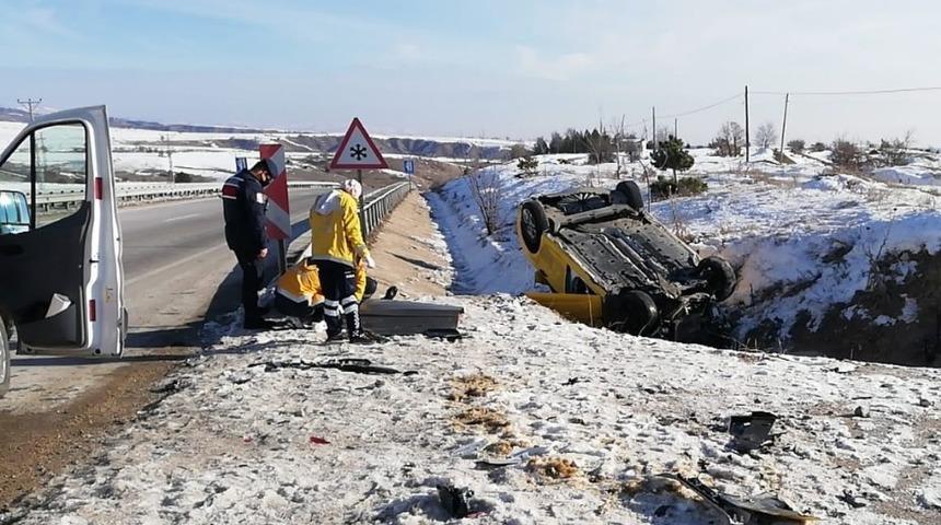 Amasya’da kaza yapan aracın sürücüsü öldü, 2 kişi yaralandı