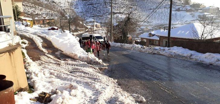 Servis buzlanan yolda kalınca, öğrenciler okula yürüme gitti G1