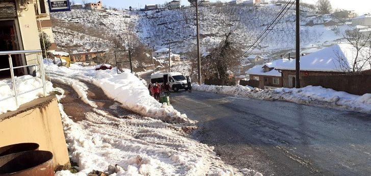 Servis buzlanan yolda kalınca, öğrenciler okula yürüme gitti G2