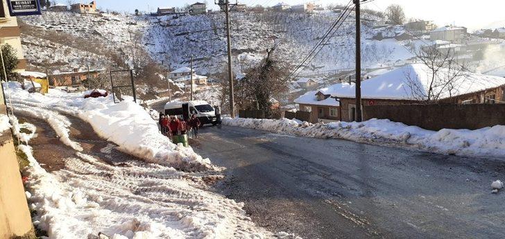 Servis buzlanan yolda kalınca, öğrenciler okula yürüme gitti G3