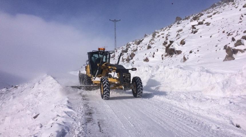 Kar ve tipi köy yollarını ulaşıma kapattı