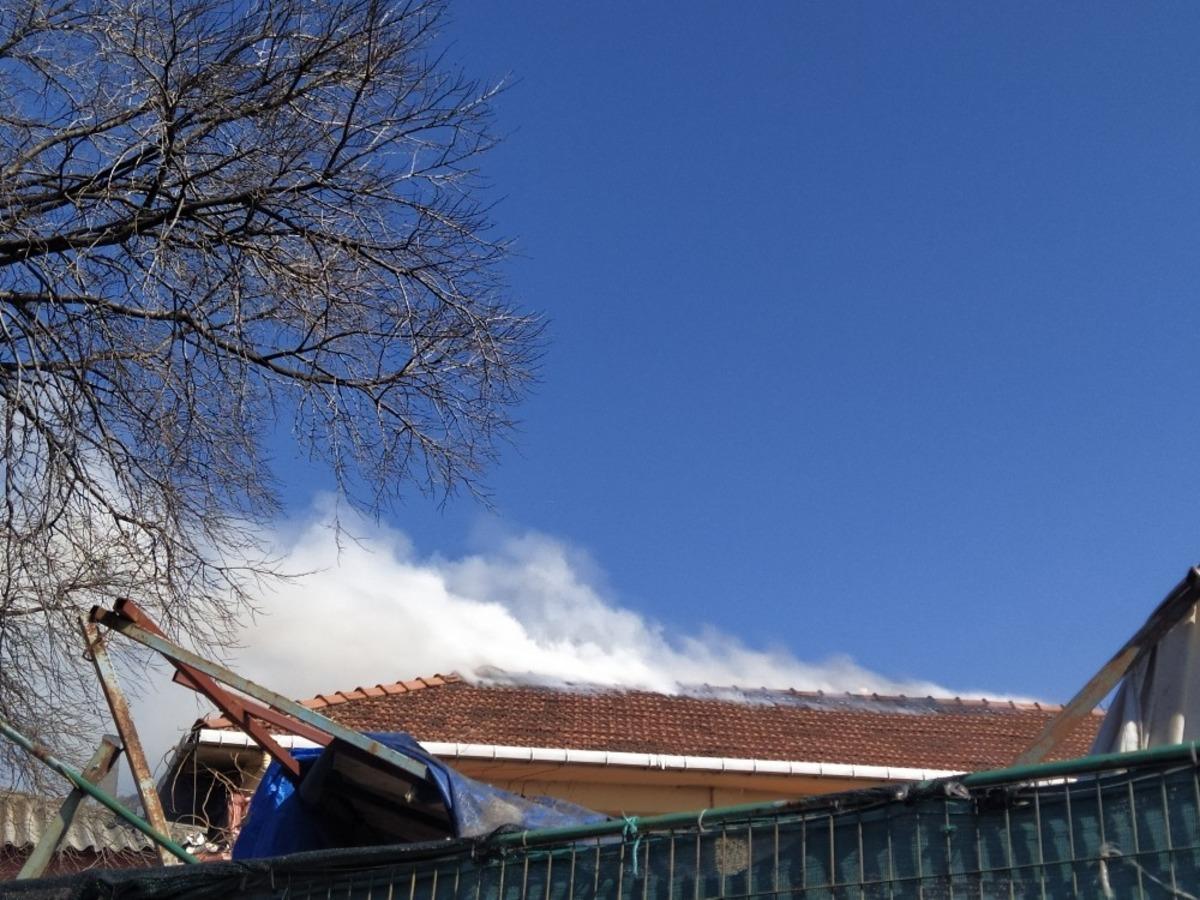 Zeytinburnu&rsquo;na dağıtım sağlayan trafoda yangın